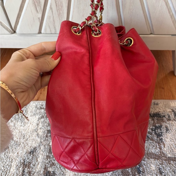 Authentic CHANEL red lambskin bucket with pouch - Picture 5 of 14